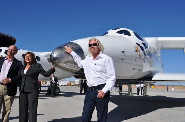Weltraumbahnhof Amerika, New Mexico - 17. Oktober 2011 White Knight Spaceship 2, Sir Richard Branson, Susana Martinez, Kongressabgeordneter Steve Pearce.