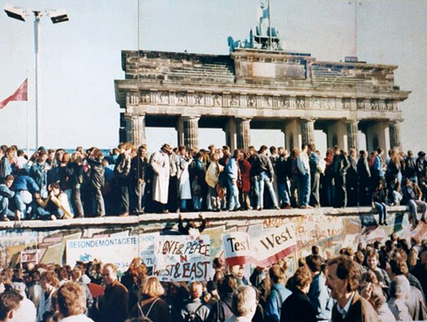 West- und Ostdeutsche am Brandenburger Tor im Jahr 1989.
